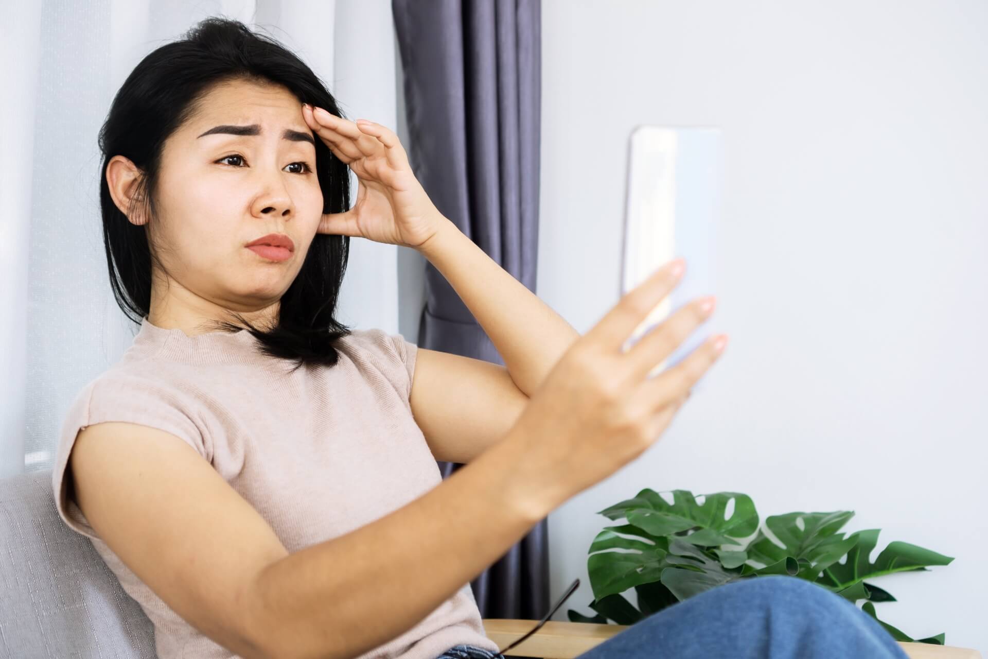 persona ipermetrope che fatica a vedere bene da vicino