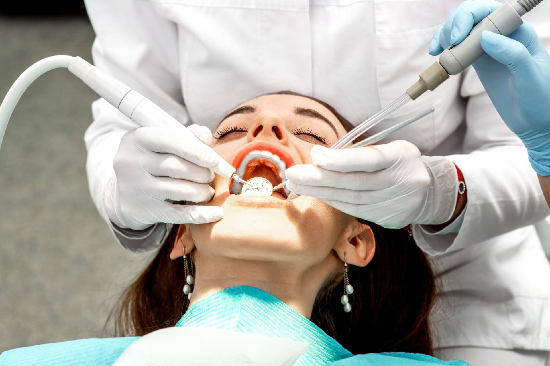 trattamento di igiene dentale presso clinica odontoiatrica