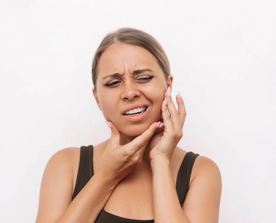donna con difficoltà a masticare