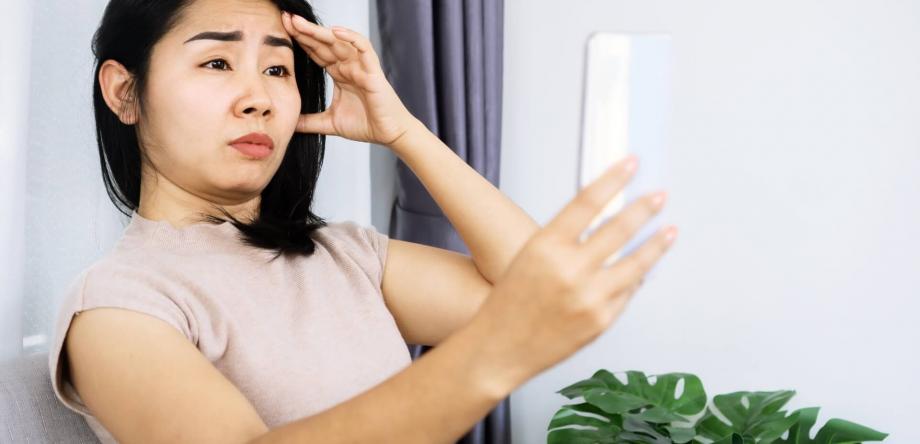persona ipermetrope che fatica a vedere bene da vicino