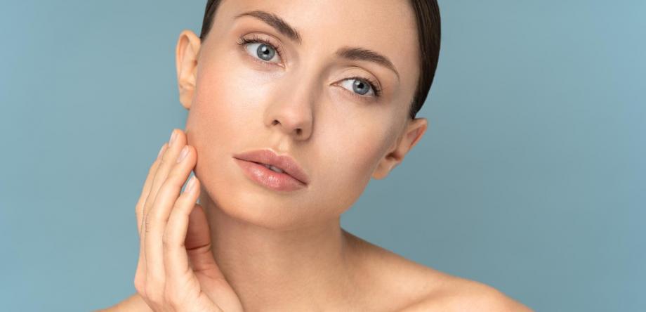 donna senza rughe sul viso grazie alla medicina estetica non invasiva