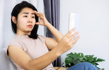 persona ipermetrope che fatica a vedere bene da vicino