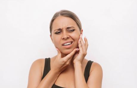 donna con difficoltà a masticare