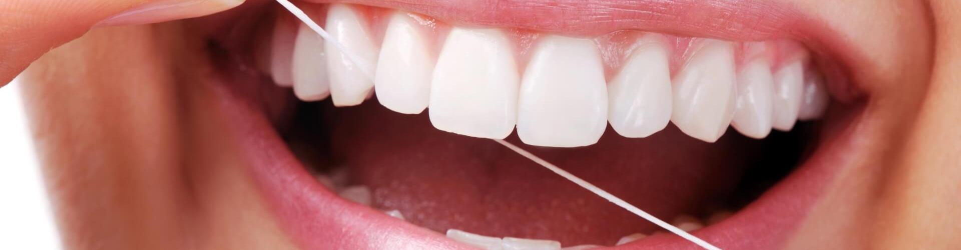 filo interdentale passato tra i denti